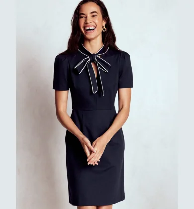 Kurzes Kleid mit Schleife