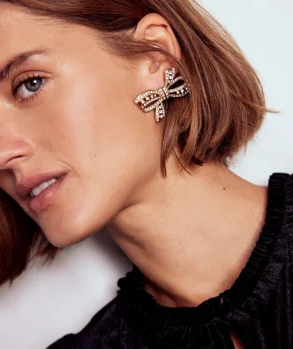 Originelle Ohrringe mit Edelsteinen