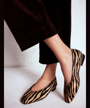 Weit geschnittene flache Schuhe mit Ziernahten